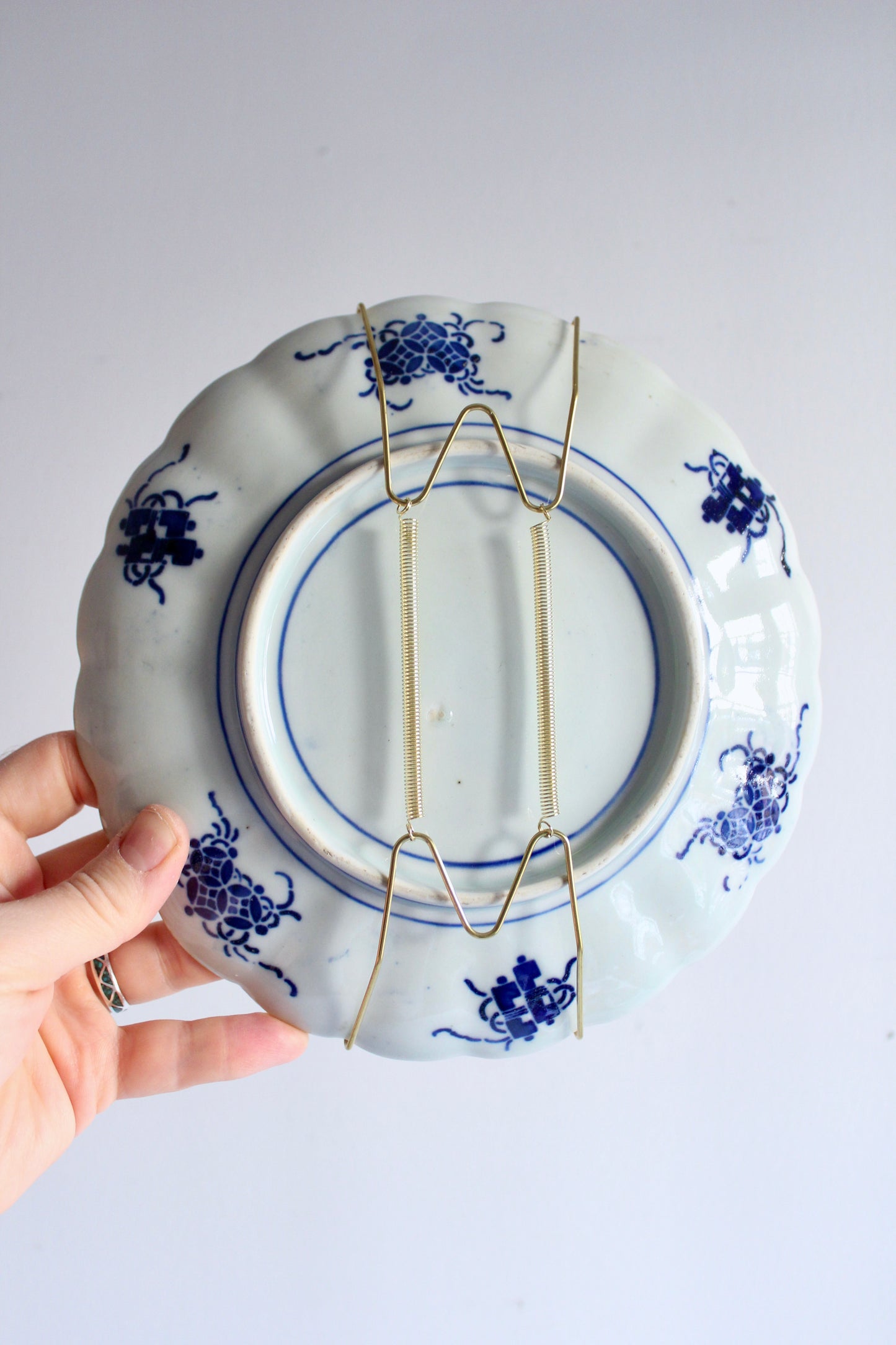Antique Japanese Imari Scalloped Plate – Hand-Painted Floral Vase Design, c. 1880–1910 – 21.5 cm