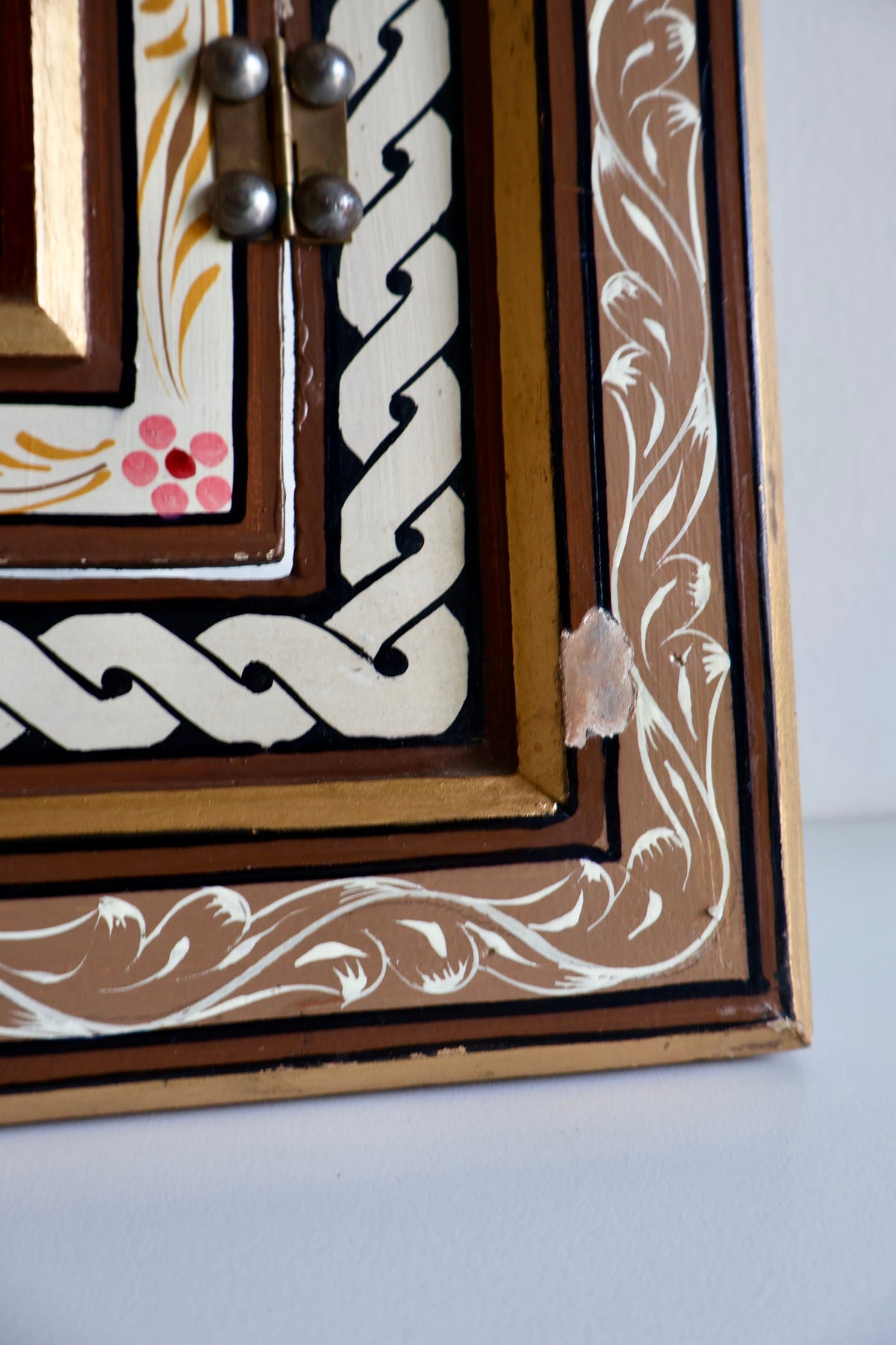 Hand-Painted Moroccan Shuttered Frame – 40 × 62 cm