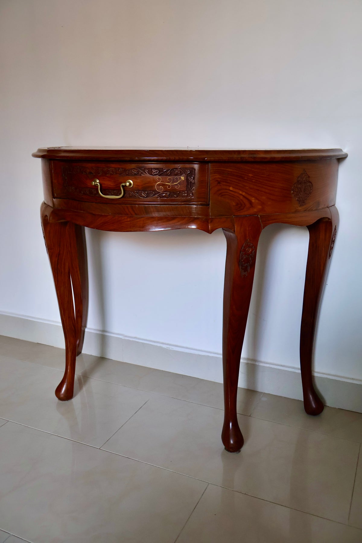 Carved Wood Half Moon Console Table with Brass Inlay – 90 x 45 x 75cm