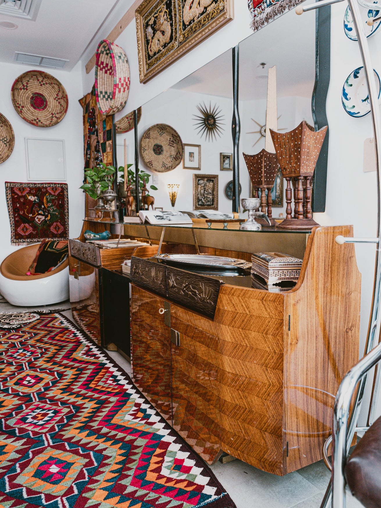Monumental Italian Mid-Century Sideboard with Illuminated Mirror by Vittorio Dassi for Consorzio Esposizioni Mobili Cantù, c. 1950s–60s