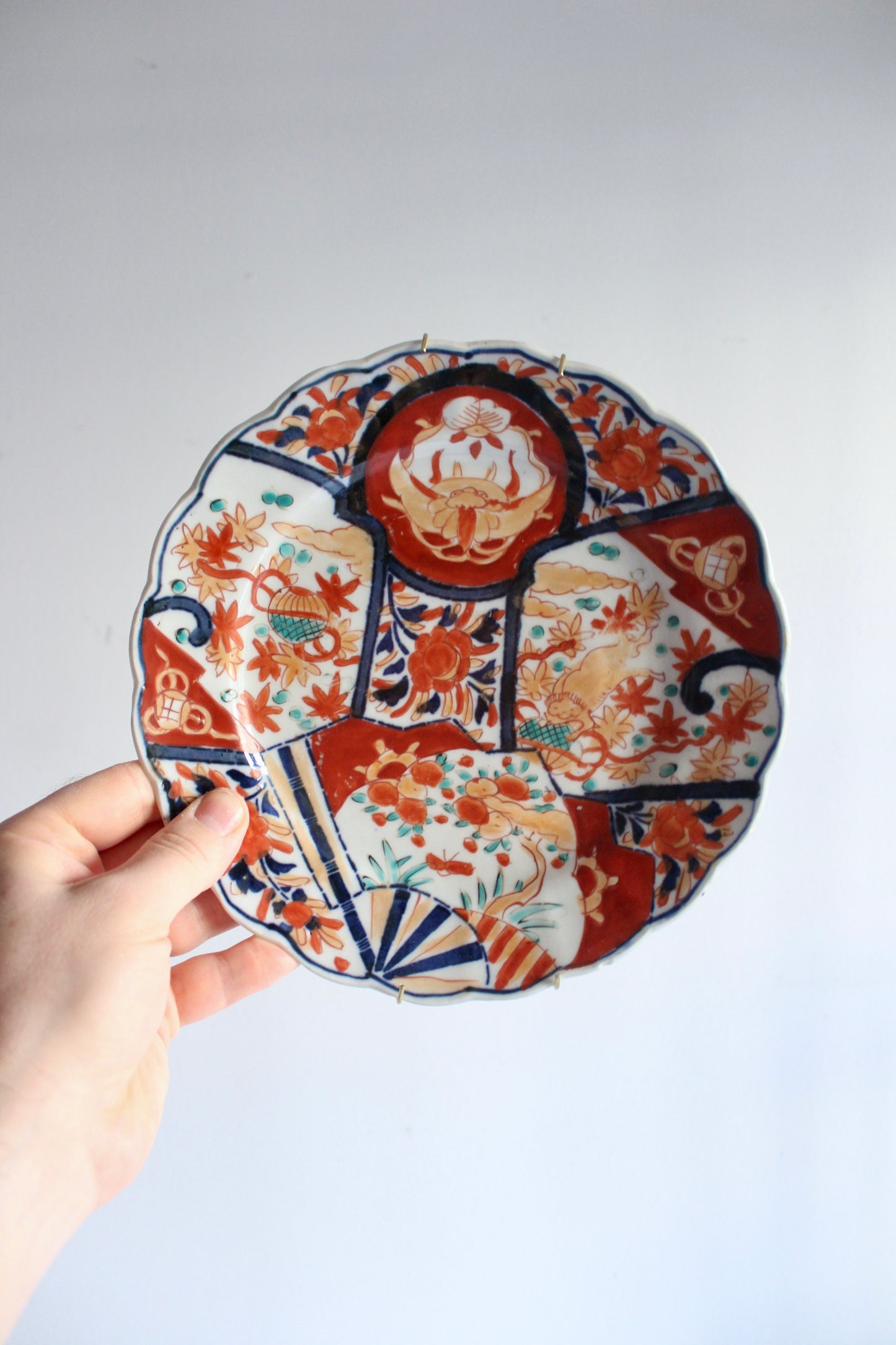Antique Japanese Imari Scalloped Plate – Hand-Painted Arita Porcelain, c. 1850–1900 – 22 cm
