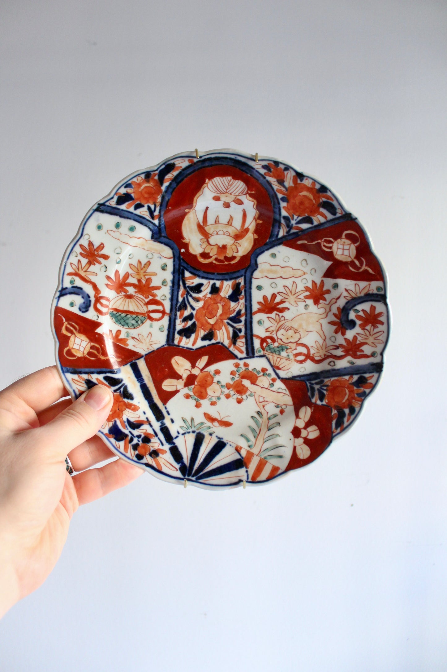 Antique Japanese Imari Scalloped Plate – Hand-Painted Arita Porcelain, c. 1880–1900 – 22 cm