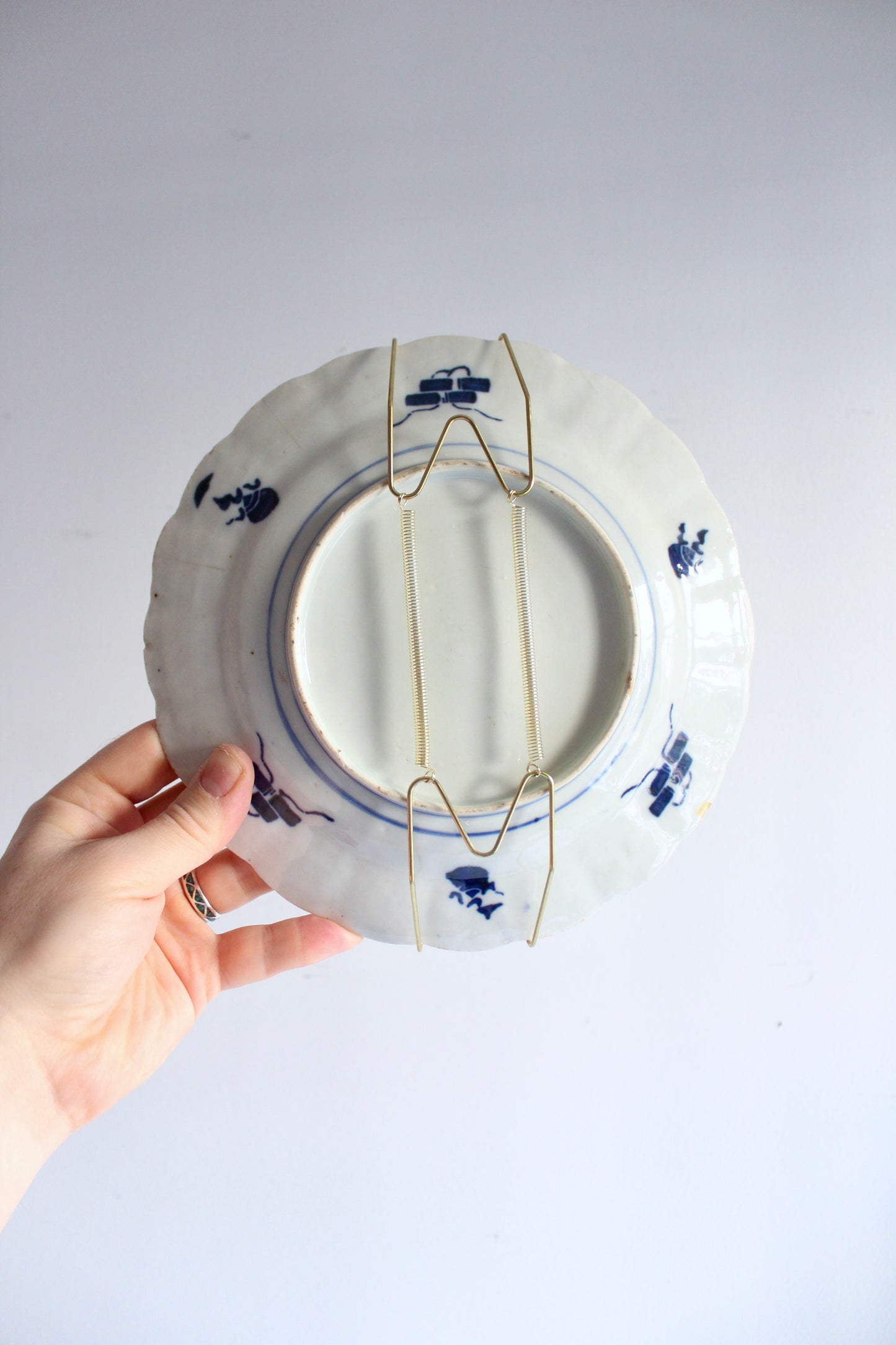 Antique Japanese Imari Scalloped Plate – Hand-Painted Arita Porcelain, c. 1880–1900 – 22 cm