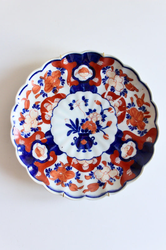 Antique Japanese Imari Scalloped Plate – Hand-Painted Floral Vase Design, c. 1880–1910 – 21.5 cm