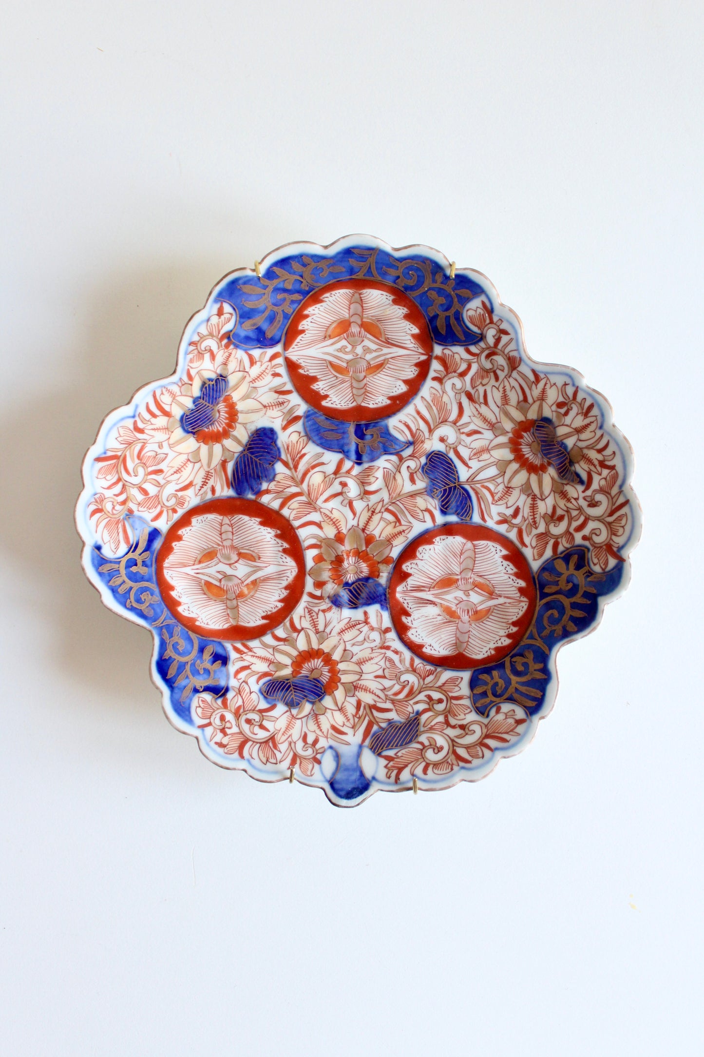 Antique Japanese Imari Scalloped Plate – Hand-Painted & Gilt Floral Design, c. 1860–1890 – 20.5 cm
