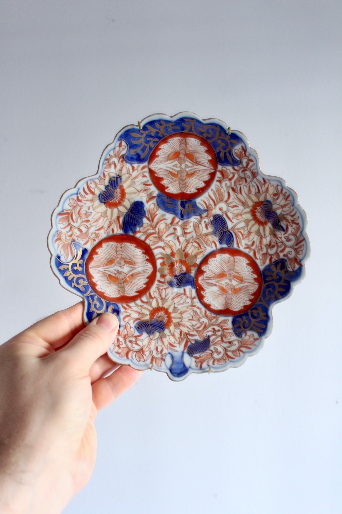 Antique Japanese Imari Scalloped Plate – Hand-Painted & Gilt Floral Design, c. 1860–1890 – 20.5 cm