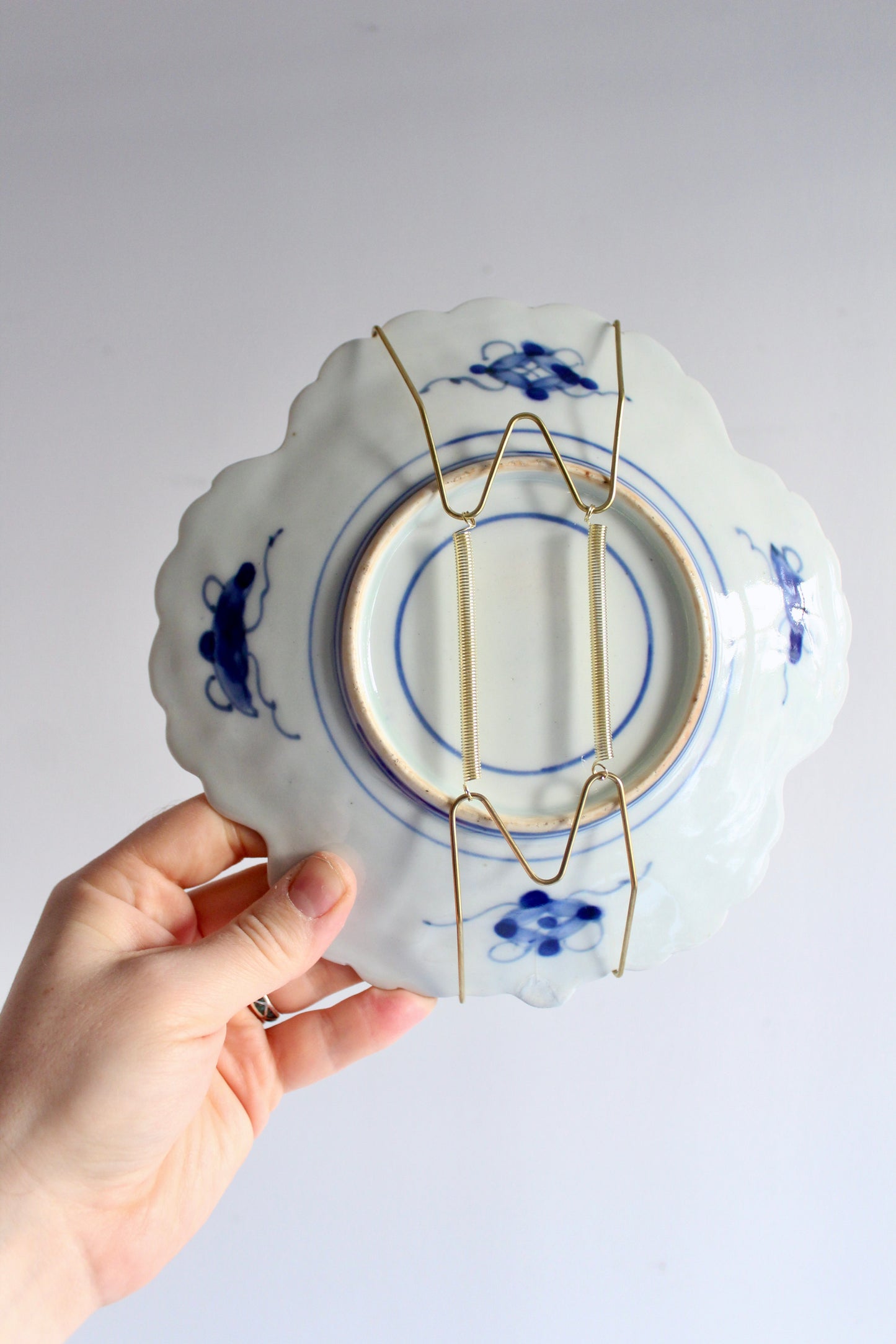 Antique Japanese Imari Scalloped Plate – Hand-Painted & Gilt Floral Design, c. 1860–1890 – 20.5 cm