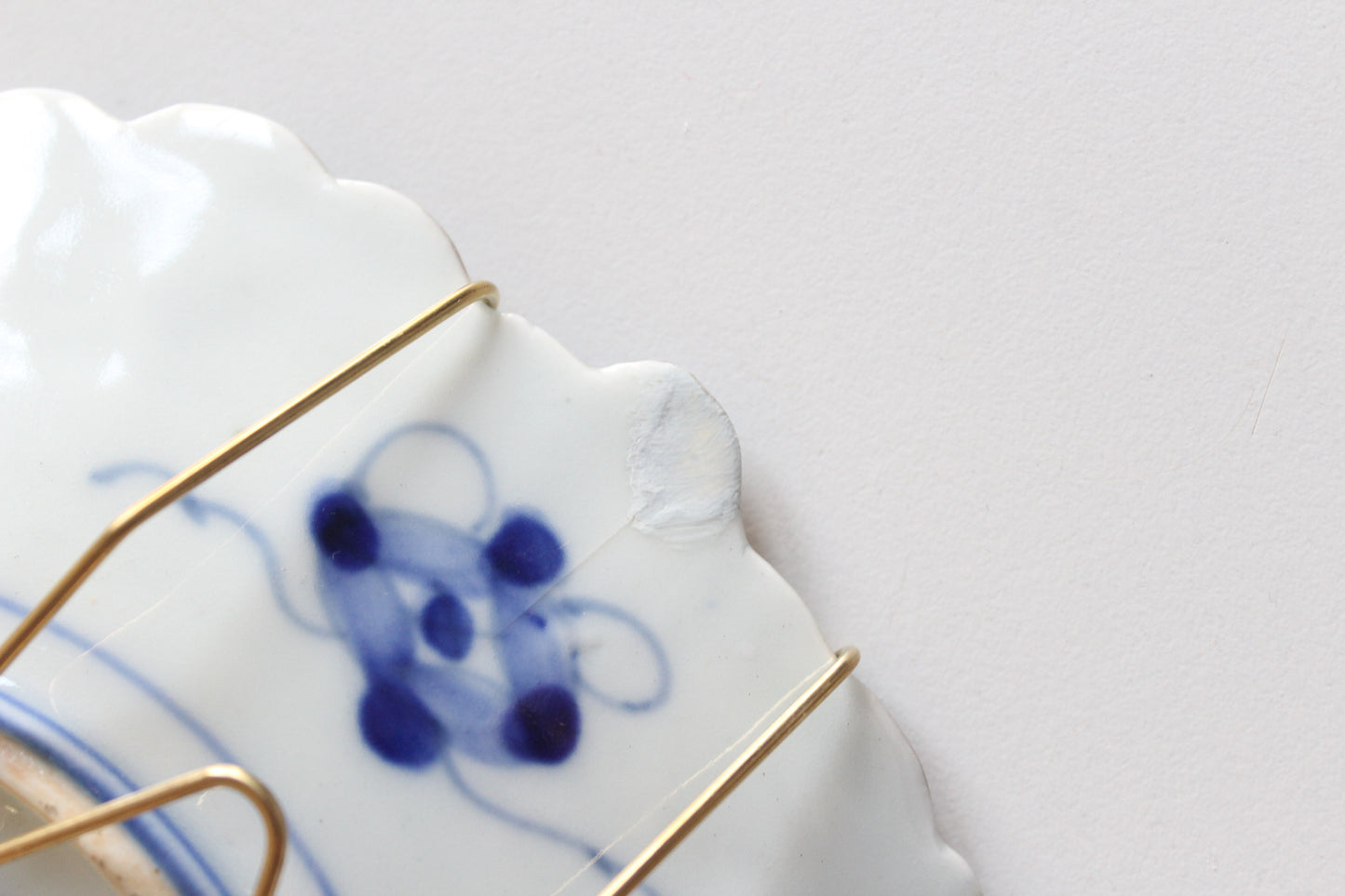 Antique Japanese Imari Scalloped Plate – Hand-Painted & Gilt Floral Design, c. 1860–1890 – 20.5 cm