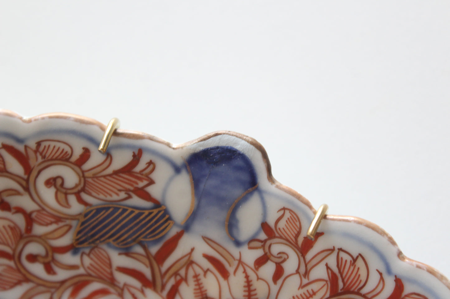 Antique Japanese Imari Scalloped Plate – Hand-Painted & Gilt Floral Design, c. 1860–1890 – 20.5 cm
