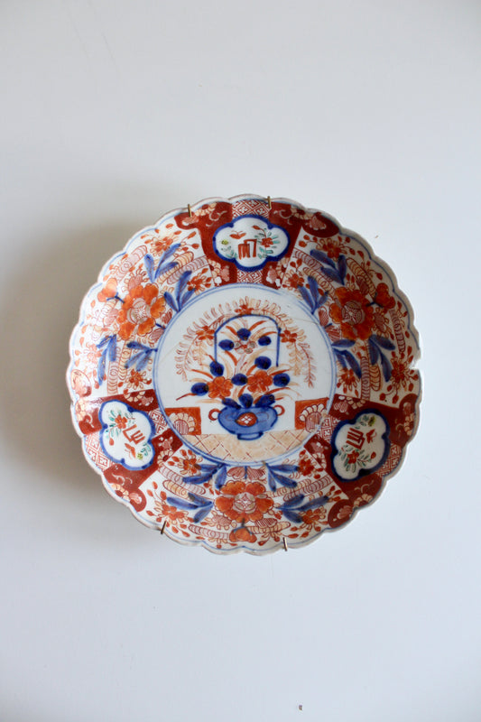 Antique Japanese Imari Scalloped Plate – Floral & Auspicious Motif Design, c. 1870–1900 – 22 cm