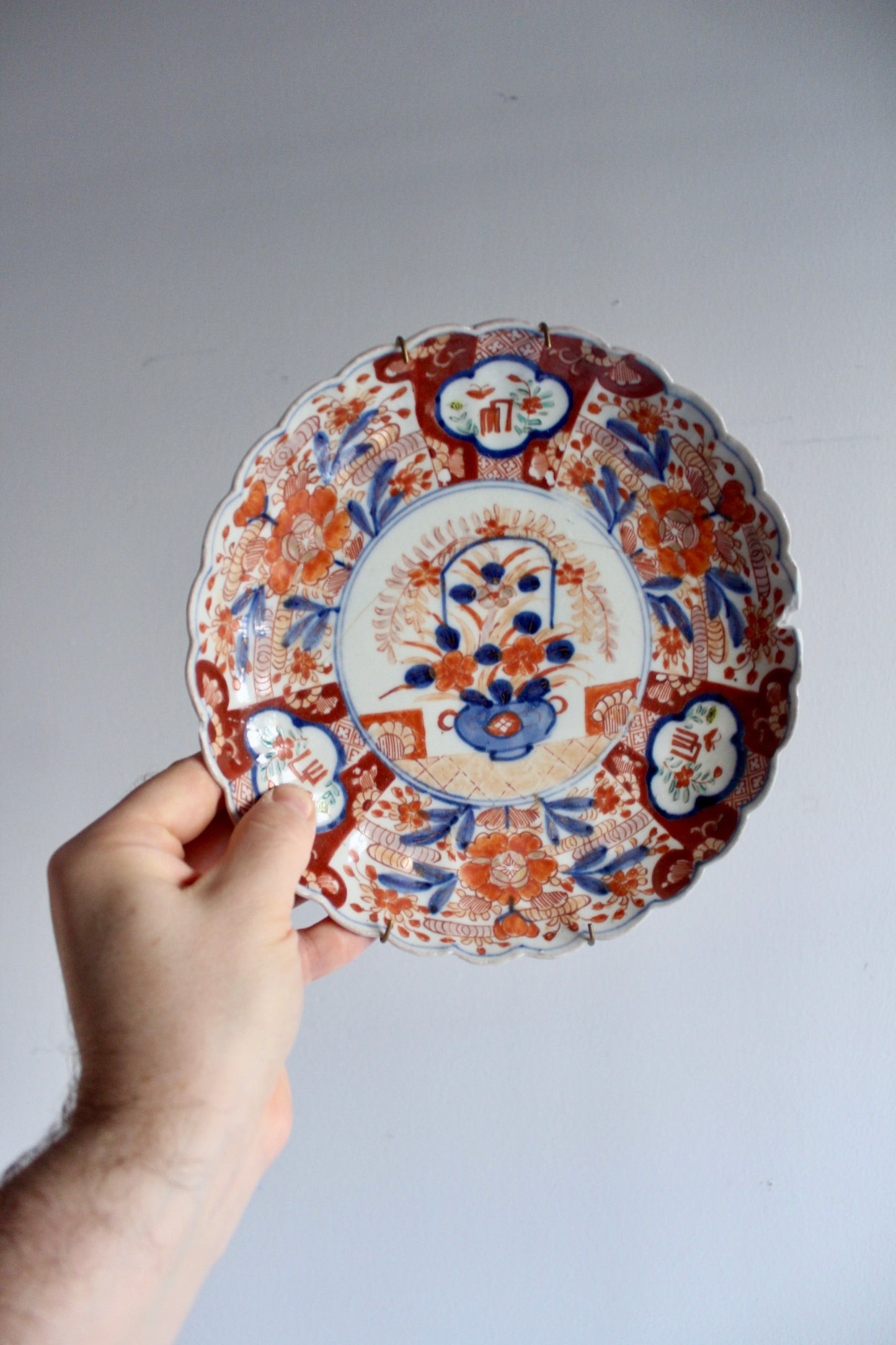Antique Japanese Imari Scalloped Plate – Floral & Auspicious Motif Design, c. 1870–1900 – 22 cm