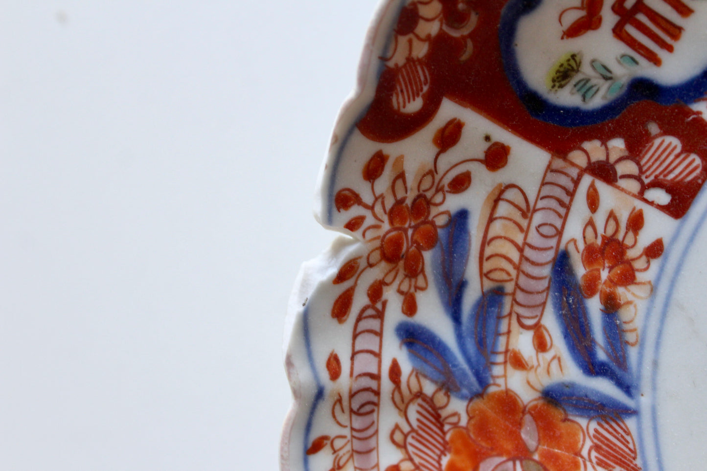 Antique Japanese Imari Scalloped Plate – Floral & Auspicious Motif Design, c. 1870–1900 – 22 cm