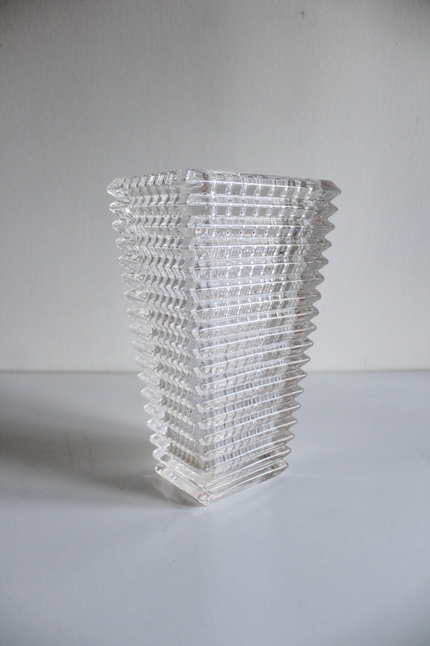 Contemporary Longstar Geometric Clear Glass Vase – Architectural Ribbed Design – 22.5 cm