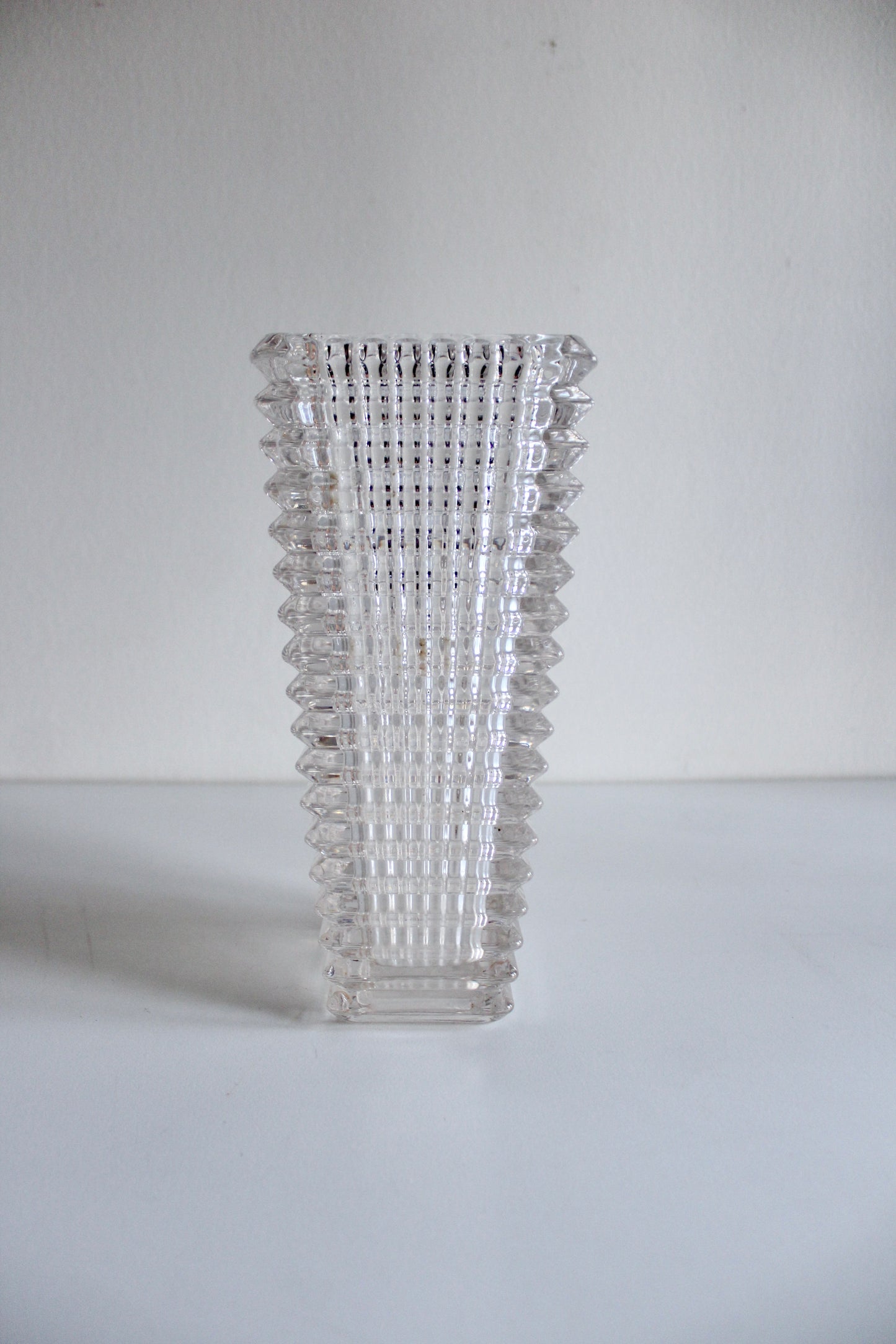 Contemporary Longstar Geometric Clear Glass Vase – Architectural Ribbed Design – 22.5 cm