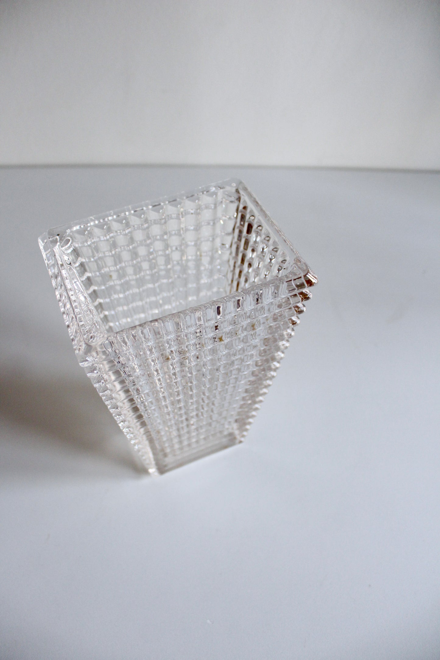 Contemporary Longstar Geometric Clear Glass Vase – Architectural Ribbed Design – 22.5 cm