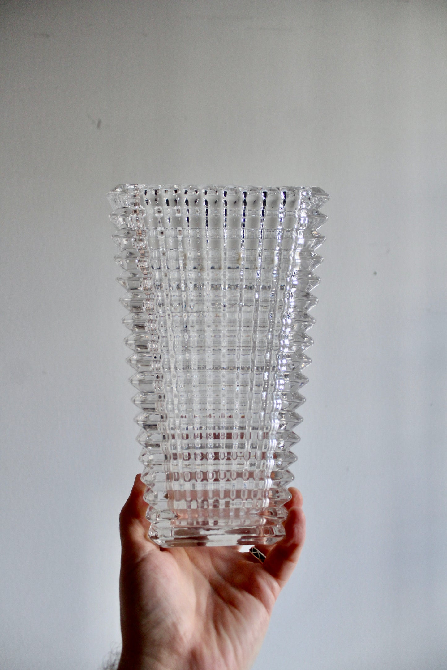 Contemporary Longstar Geometric Clear Glass Vase – Architectural Ribbed Design – 22.5 cm