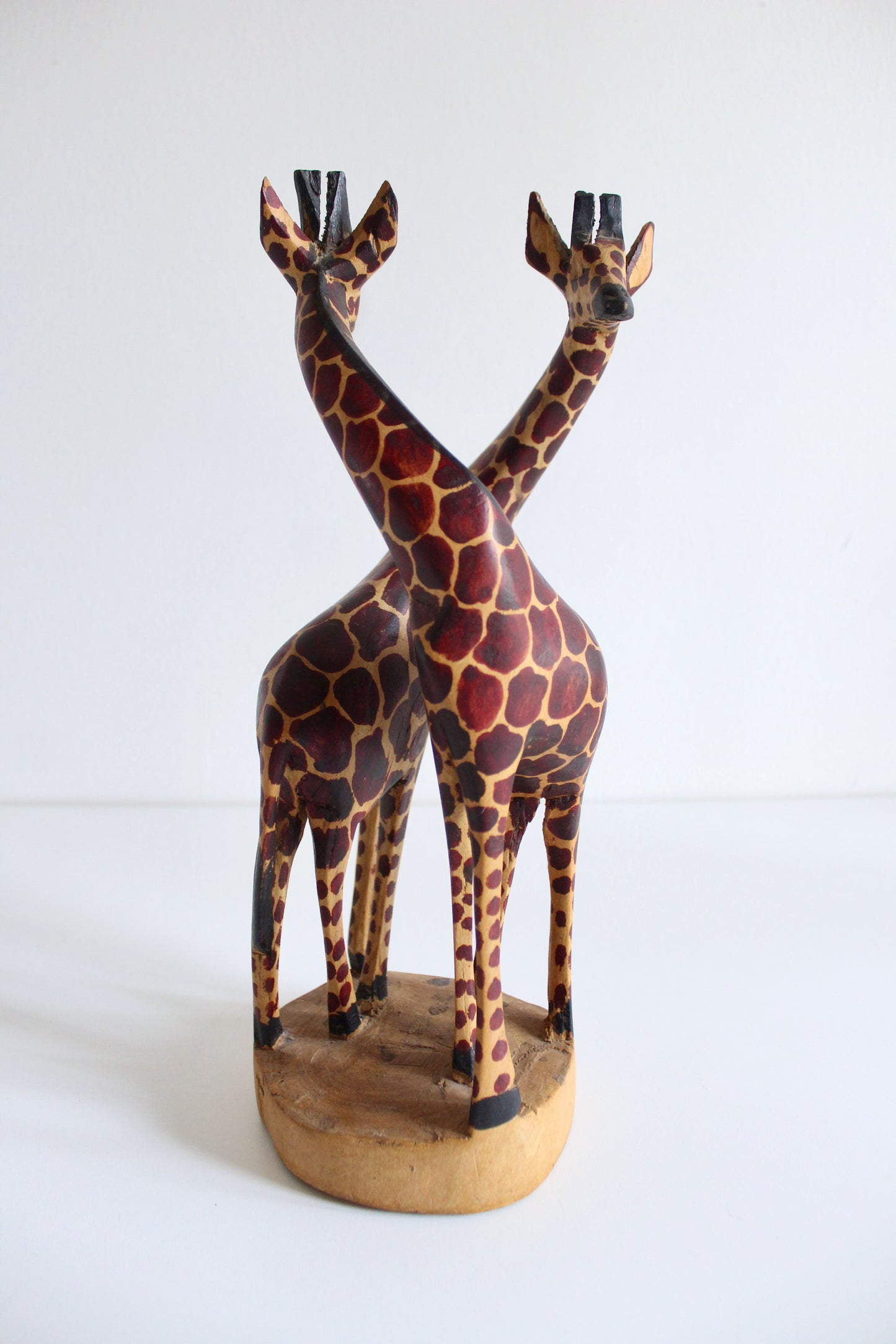 Vintage Hand-Carved African Giraffe Sculpture – c. 1980s