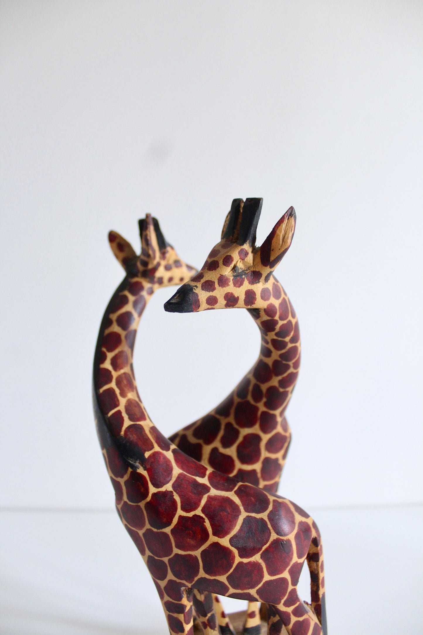 Vintage Hand-Carved African Giraffe Sculpture – c. 1980s