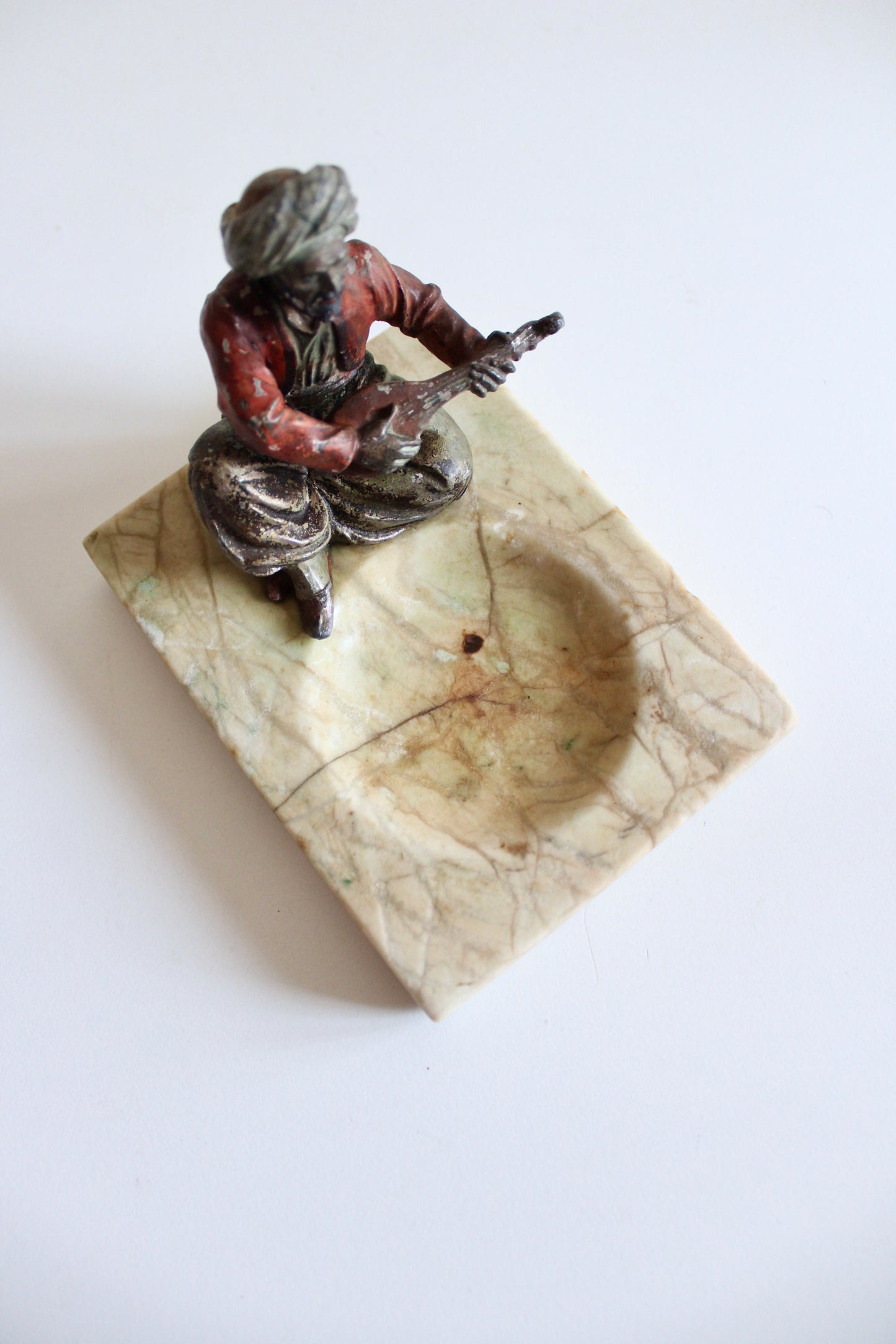 Vintage Cold-Painted Musician Ashtray on Onyx Base – c. 1930s–1950s