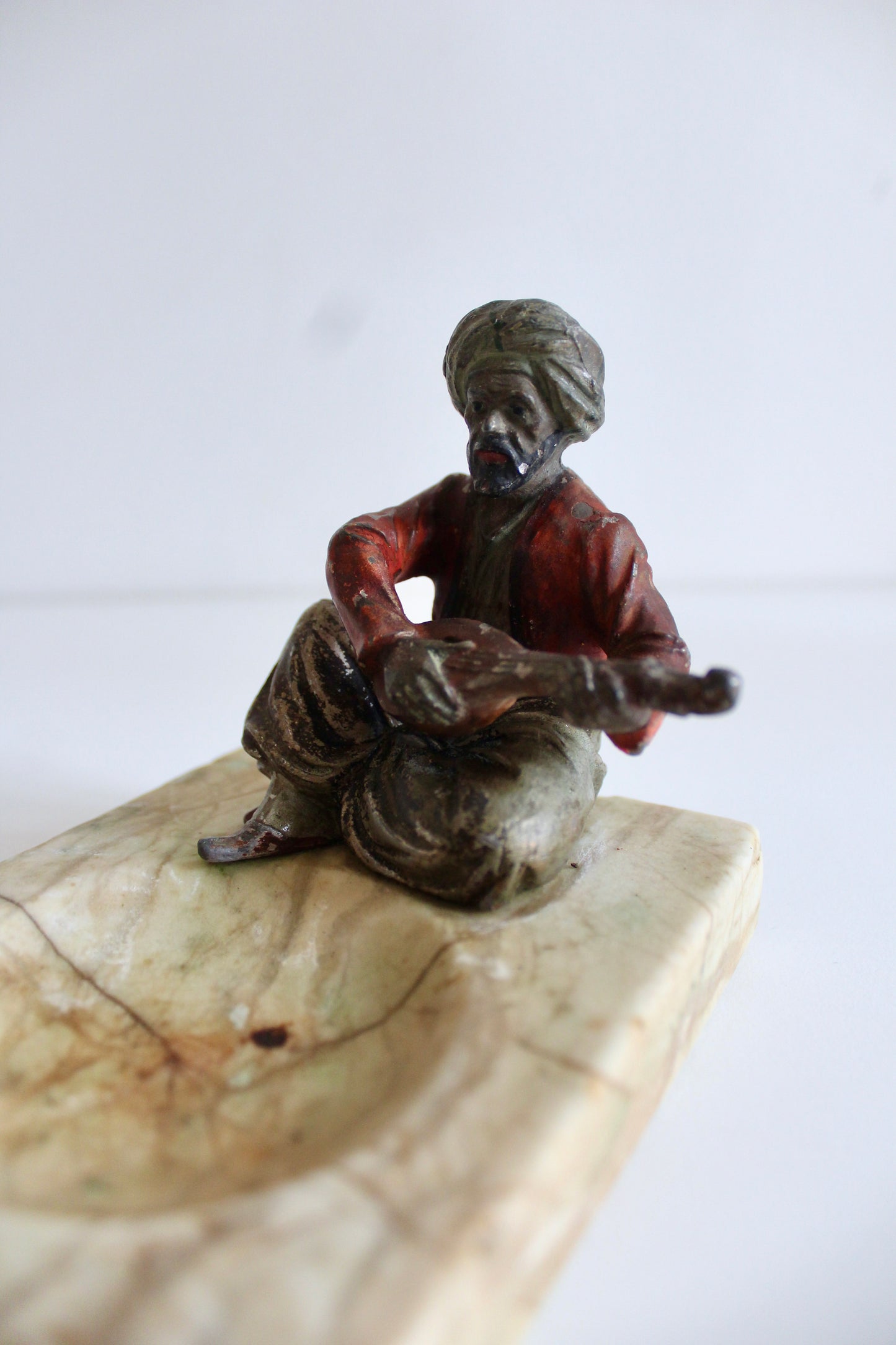Vintage Cold-Painted Musician Ashtray on Onyx Base – c. 1930s–1950s