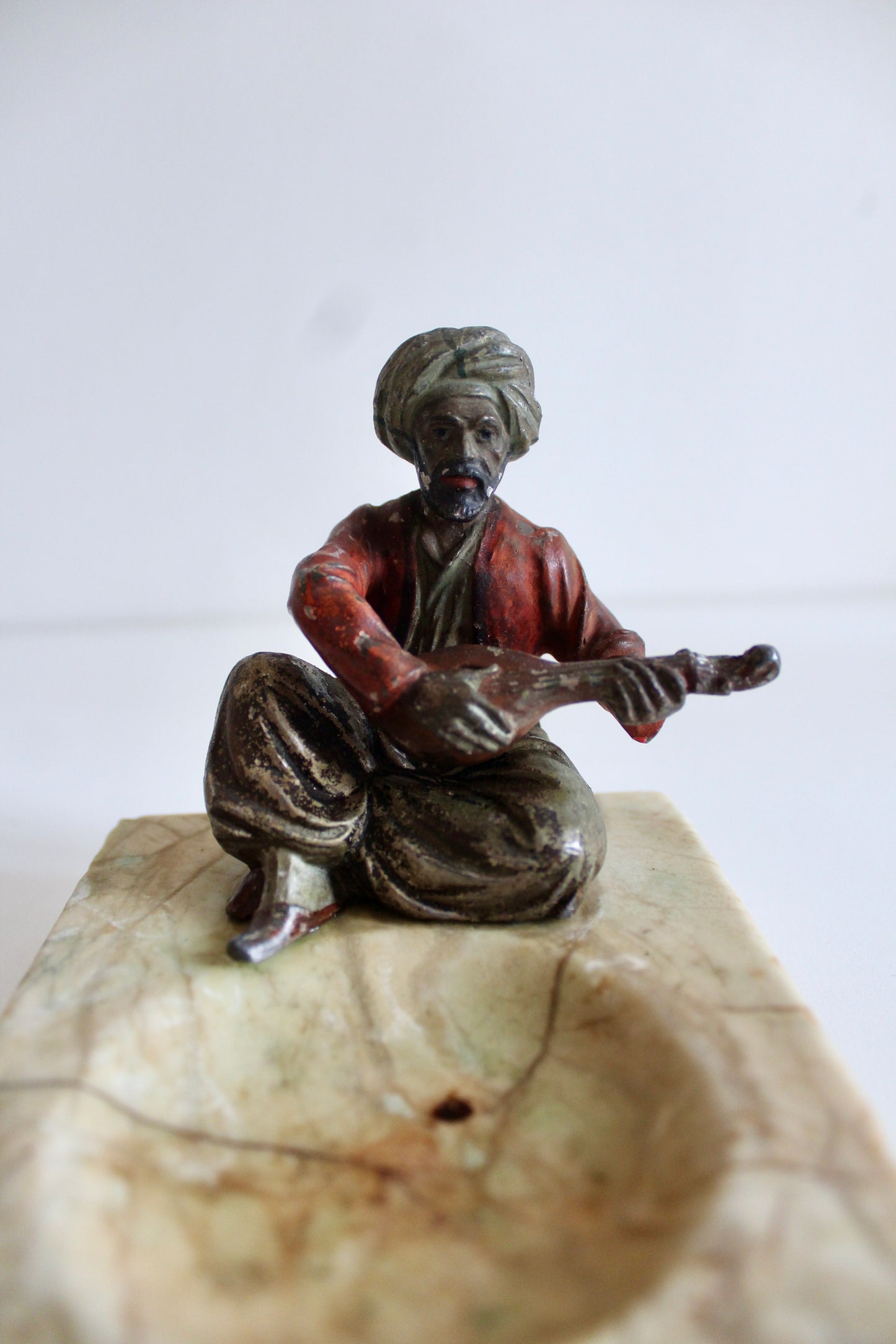 Vintage Cold-Painted Musician Ashtray on Onyx Base – c. 1930s–1950s