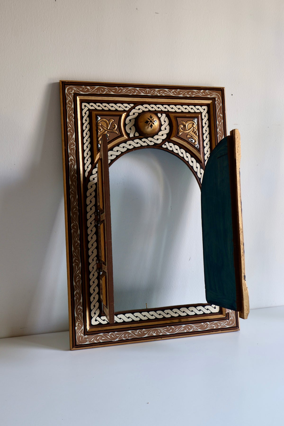 Hand-Painted Moroccan Shuttered Frame – 40 × 62 cm