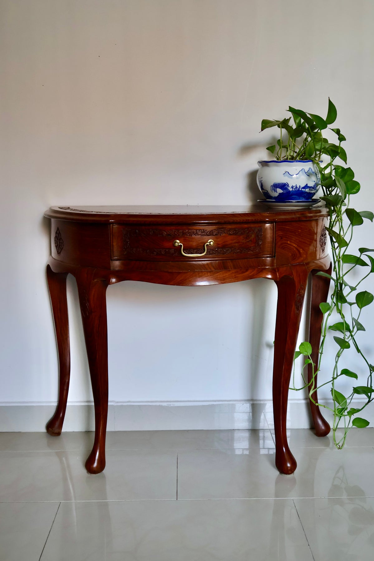Carved Wood Half Moon Console Table with Brass Inlay – 90 x 45 x 75cm