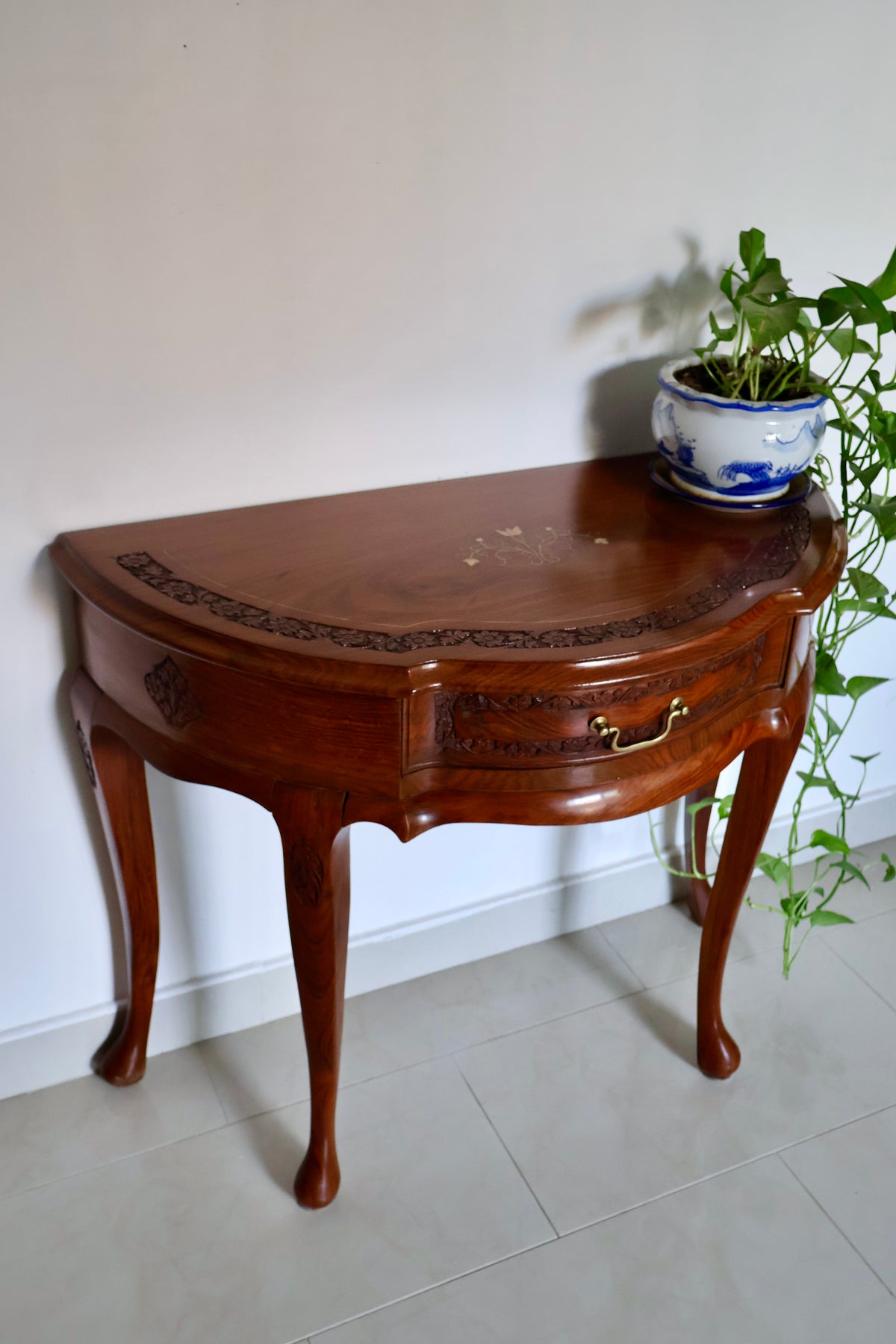 Carved Wood Half Moon Console Table with Brass Inlay – 90 x 45 x 75cm