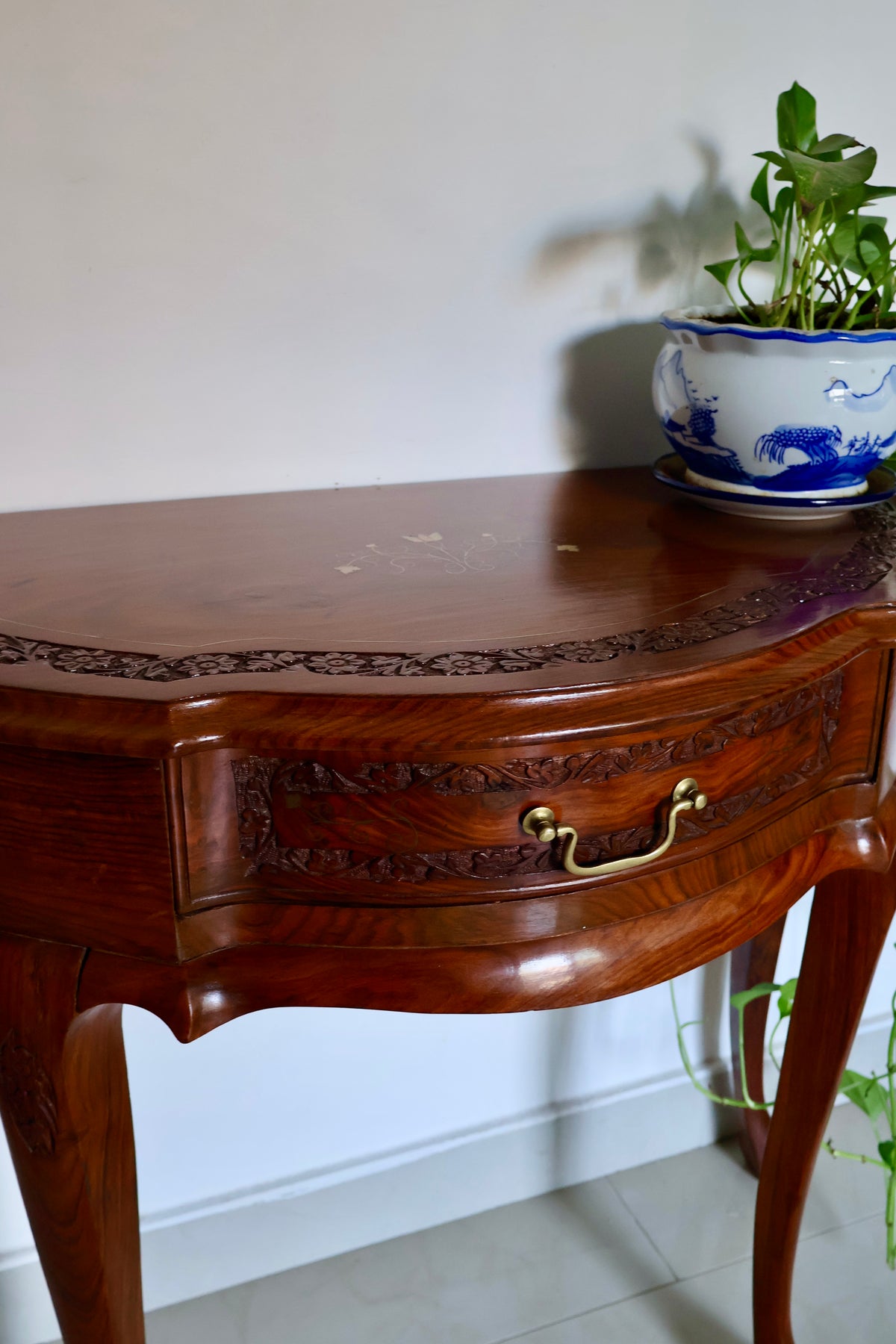 Carved Wood Half Moon Console Table with Brass Inlay – 90 x 45 x 75cm