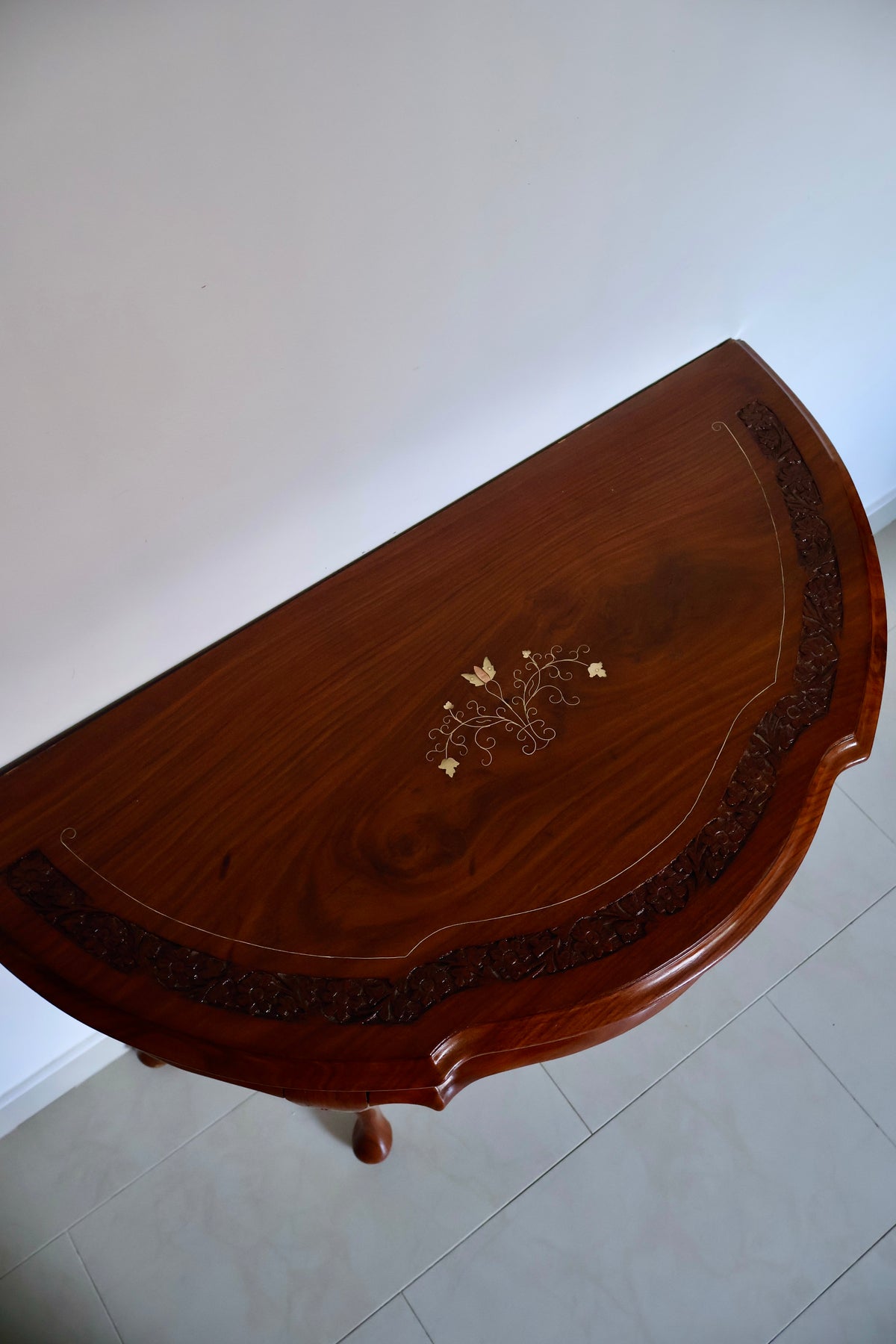 Carved Wood Half Moon Console Table with Brass Inlay – 90 x 45 x 75cm