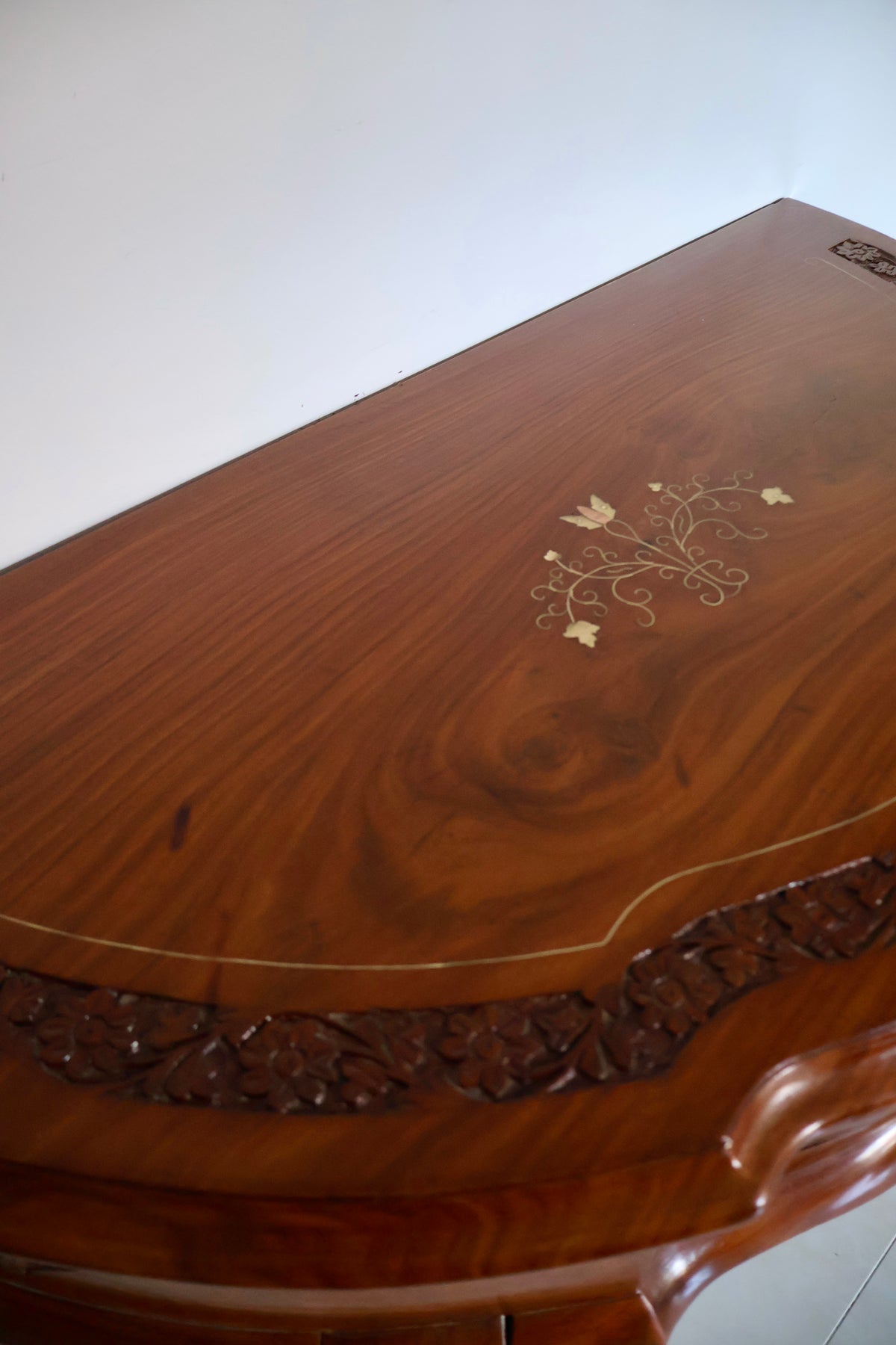 Carved Wood Half Moon Console Table with Brass Inlay – 90 x 45 x 75cm