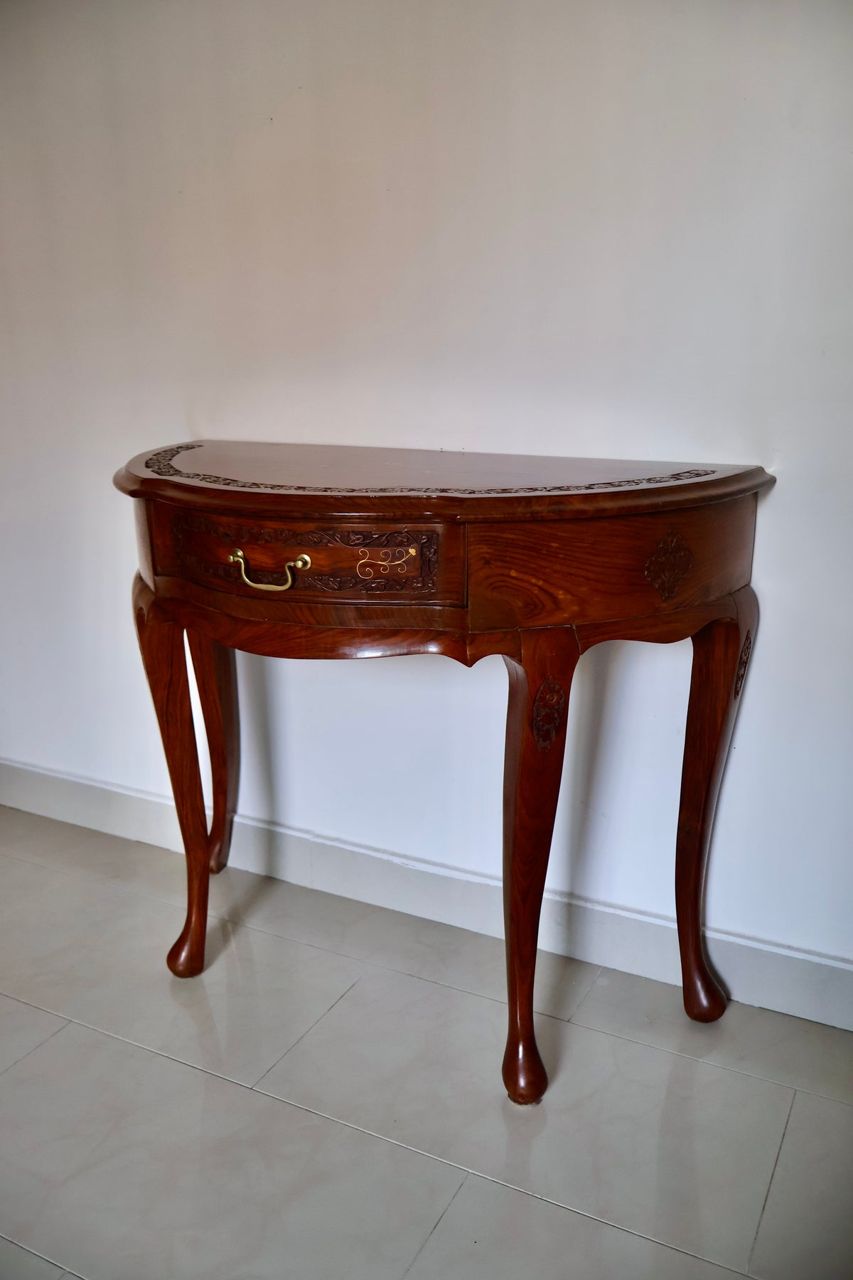 Carved Wood Half Moon Console Table with Brass Inlay – 90 x 45 x 75cm