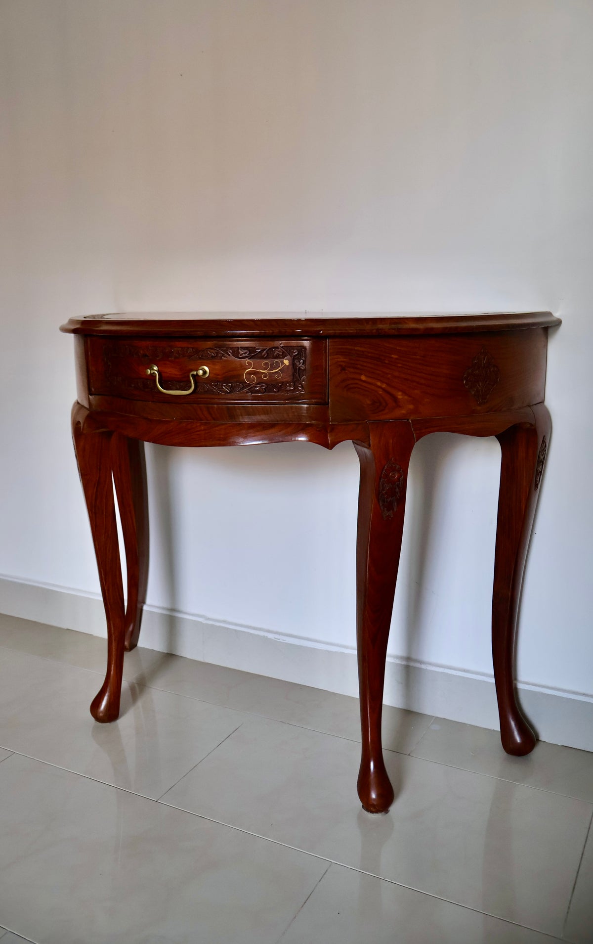 Carved Wood Half Moon Console Table with Brass Inlay – 90 x 45 x 75cm