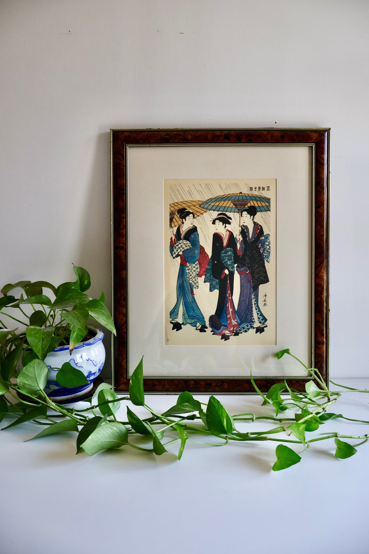 Vintage Japanese Torii Kiyonaga “Three Beauties in the Rain” Reproduction Print – 47 x 57cm