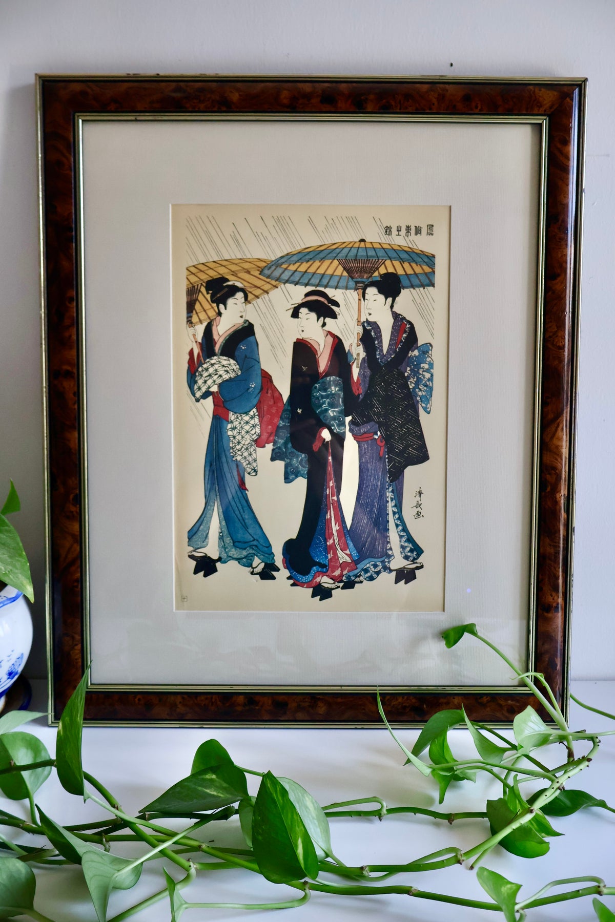 Vintage Japanese Torii Kiyonaga “Three Beauties in the Rain” Reproduction Print – 47 x 57cm