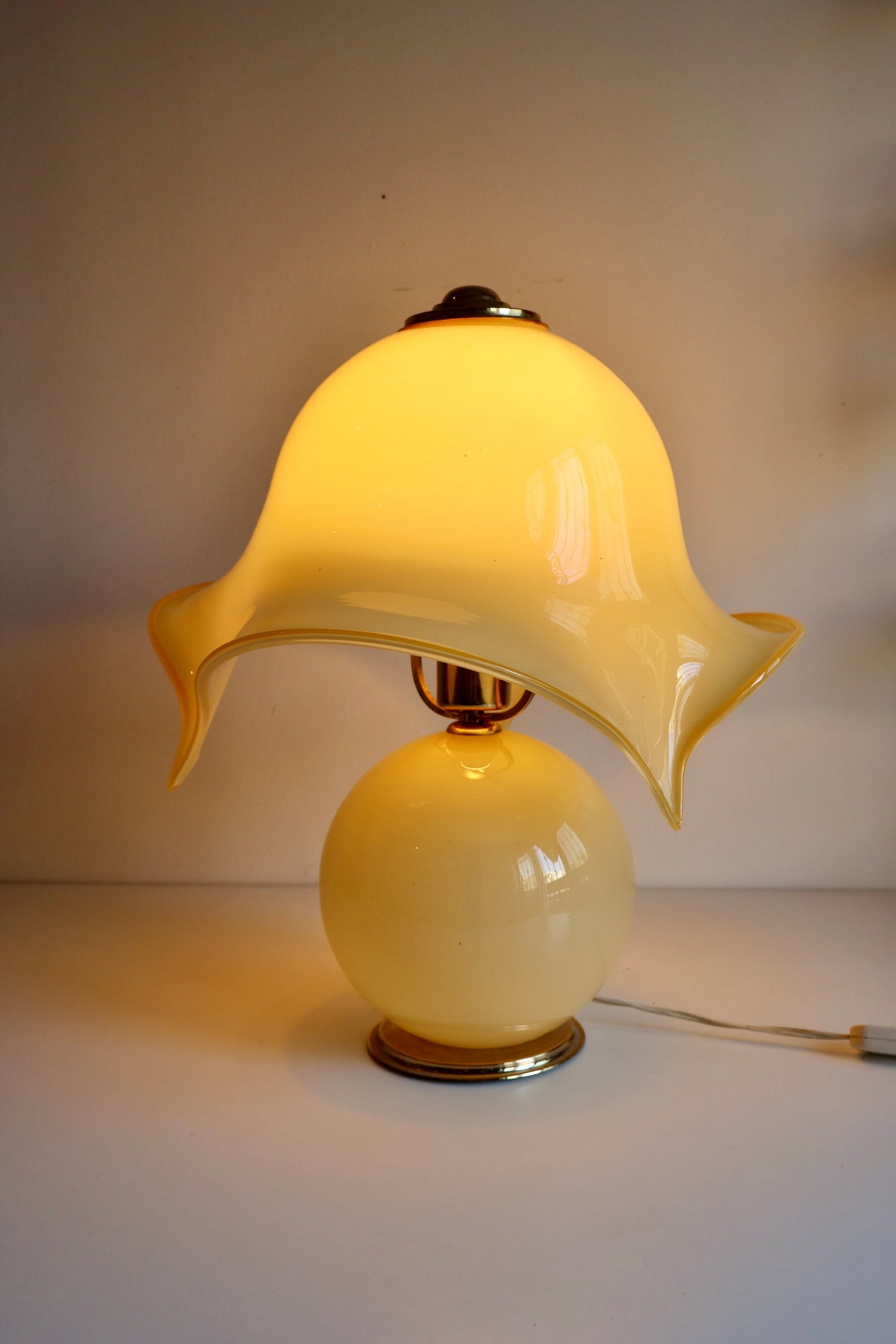 Vintage Sculptural Glass Table Lamp – Cream & Brass