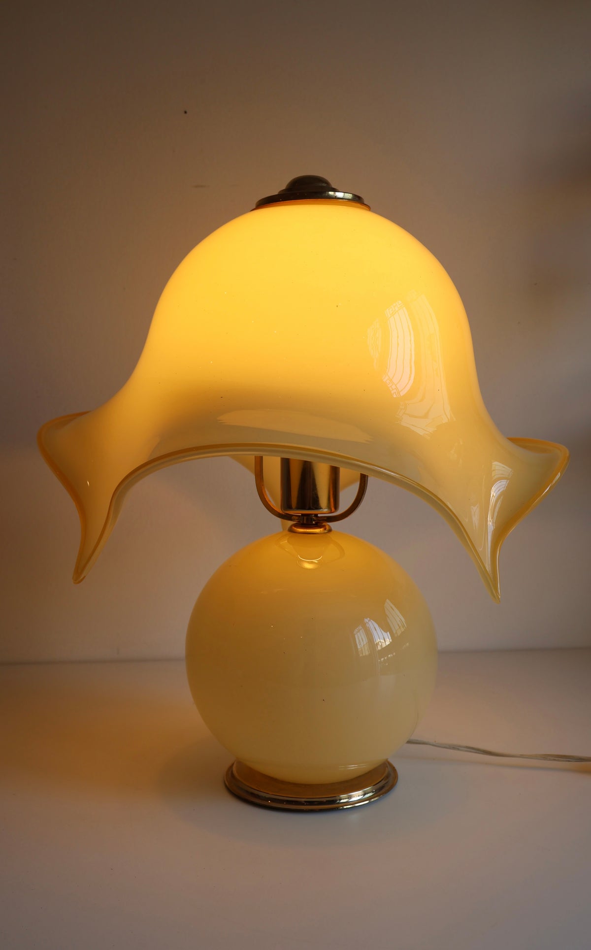 Vintage Sculptural Glass Table Lamp – Cream & Brass