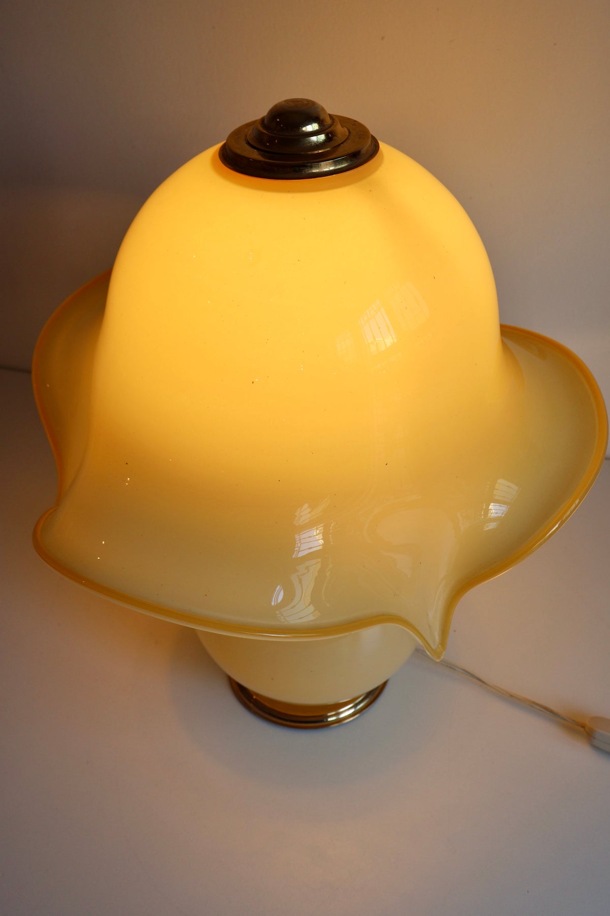 Vintage Sculptural Glass Table Lamp – Cream & Brass