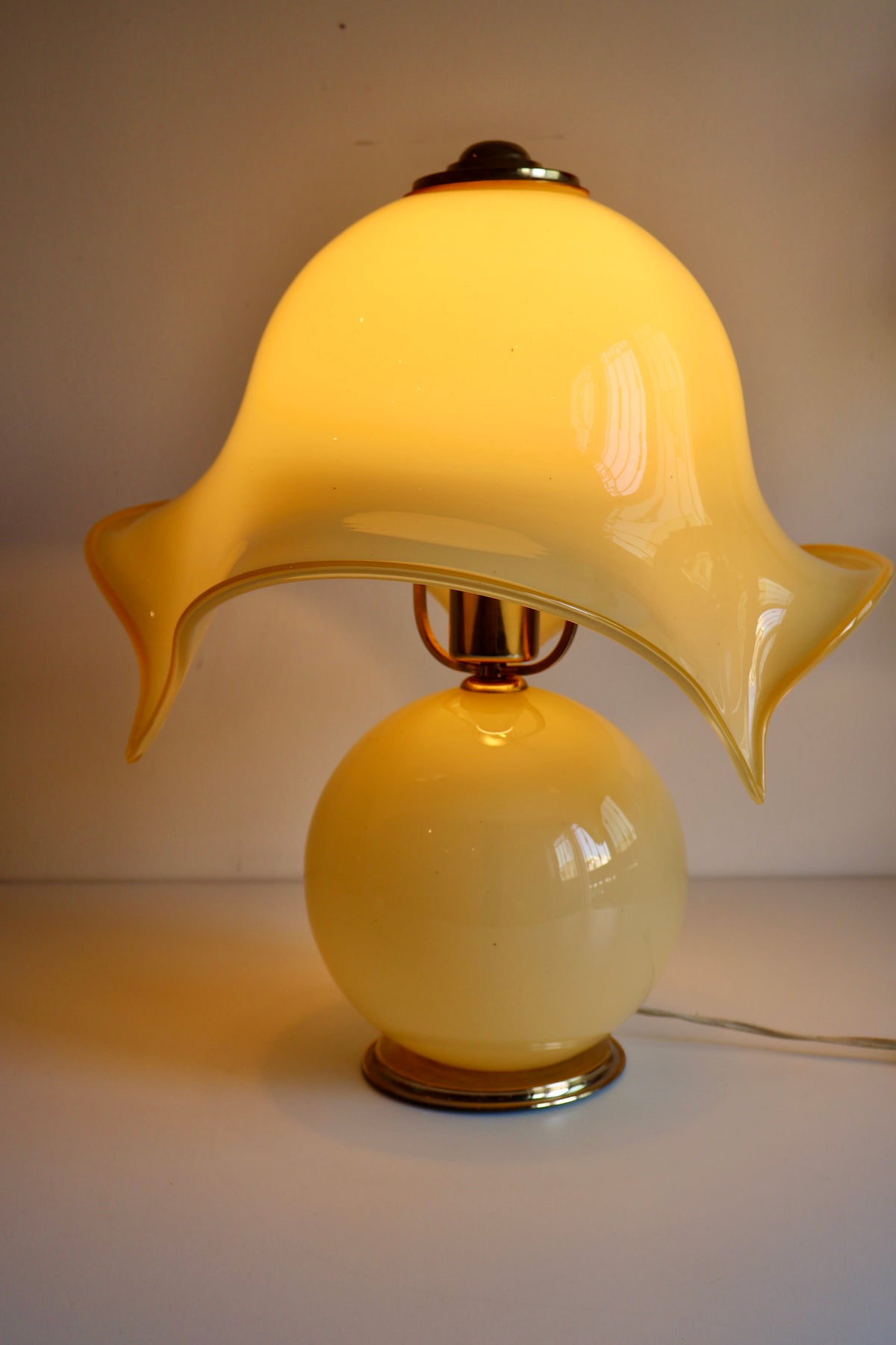 Vintage Sculptural Glass Table Lamp – Cream & Brass