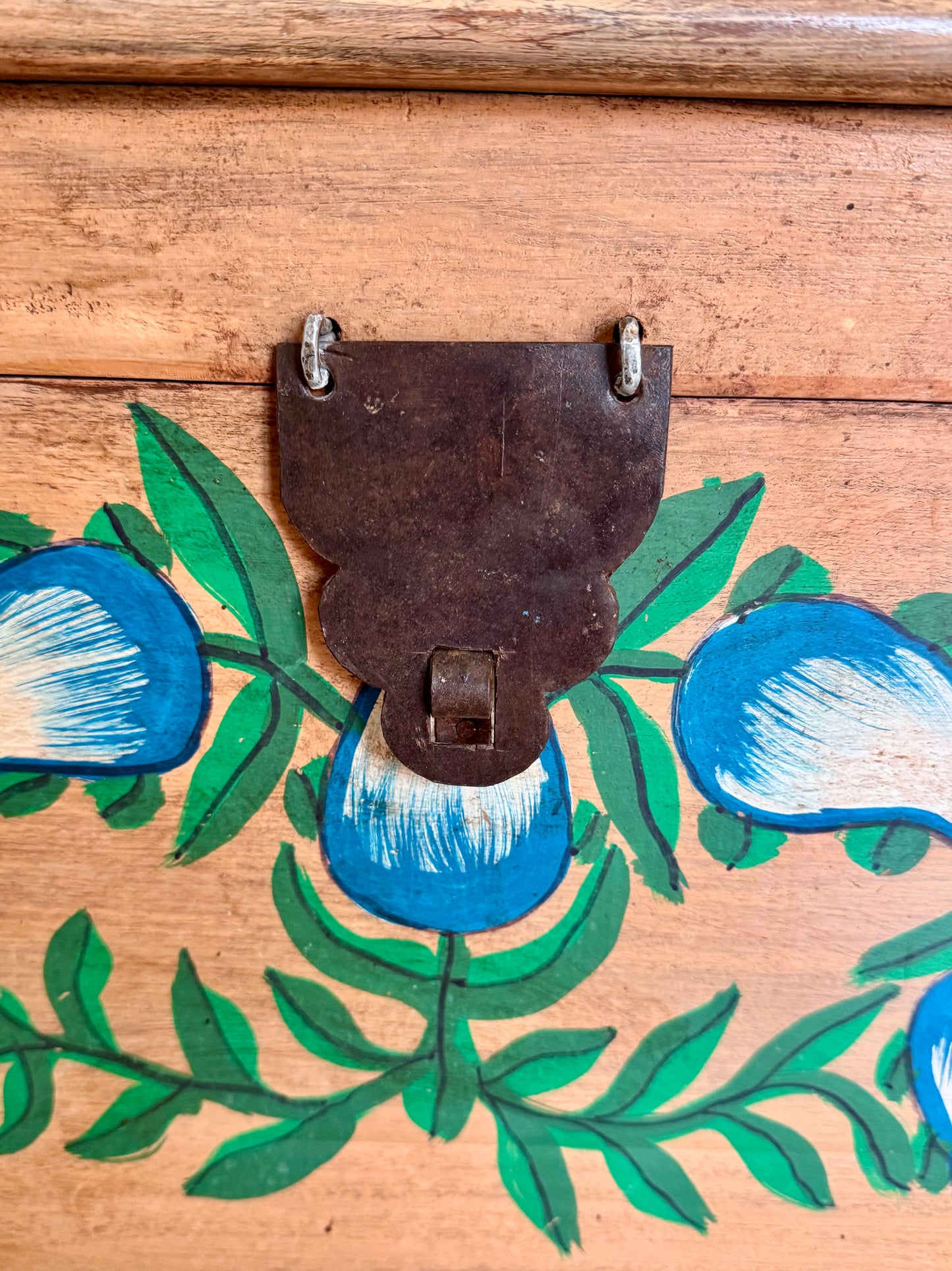 Vintage Indian Hand-Painted Storage Table – 62 × 62 cm
