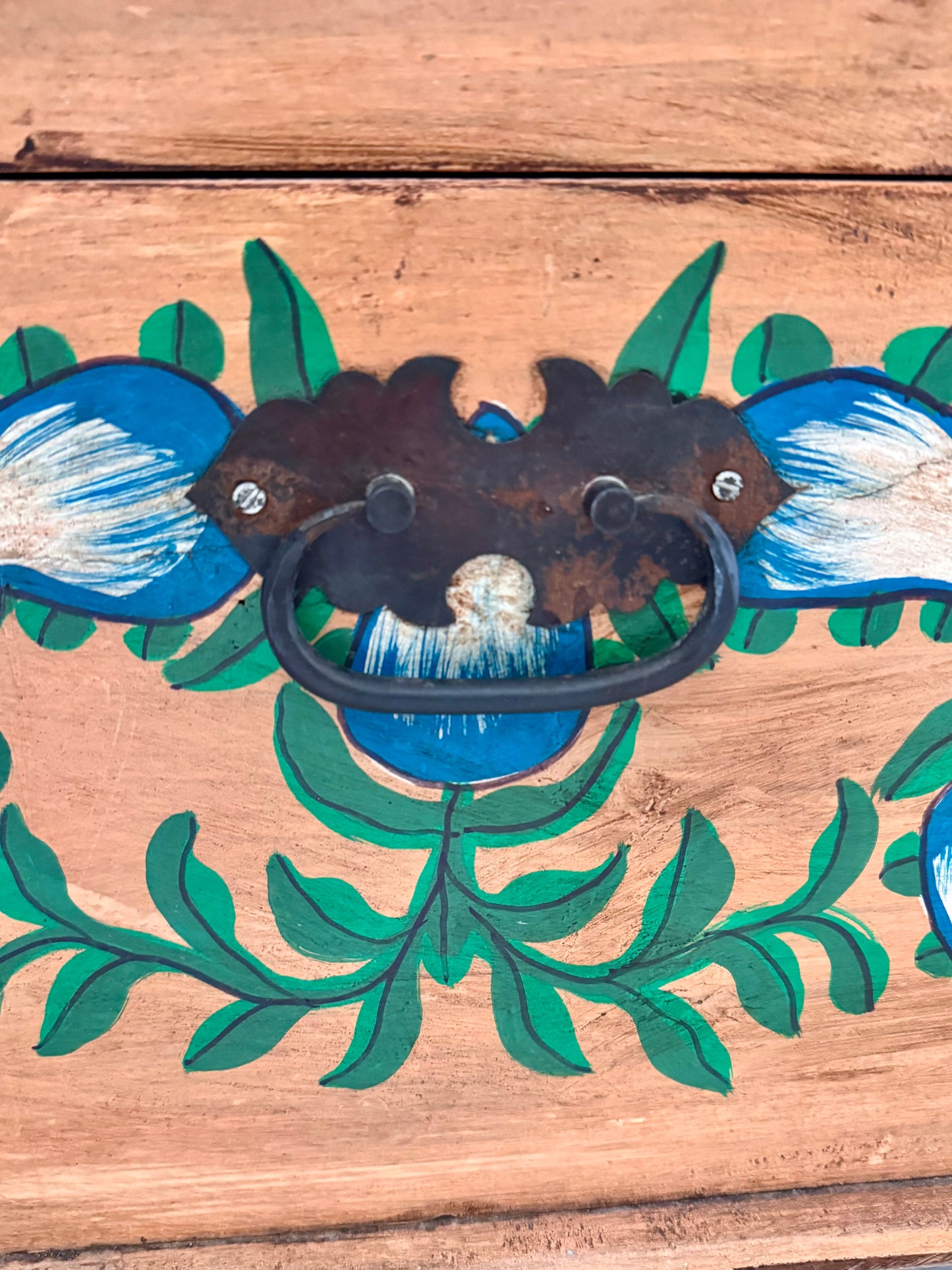 Vintage Indian Hand-Painted Storage Table – 62 × 62 cm