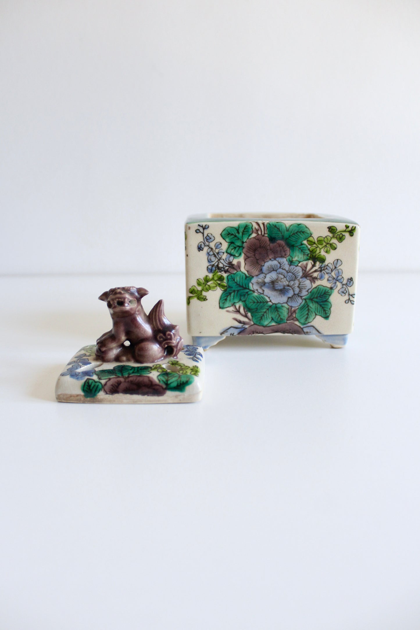 Japanese Kutani Style Porcelain Incense Burner with Shishi Finial