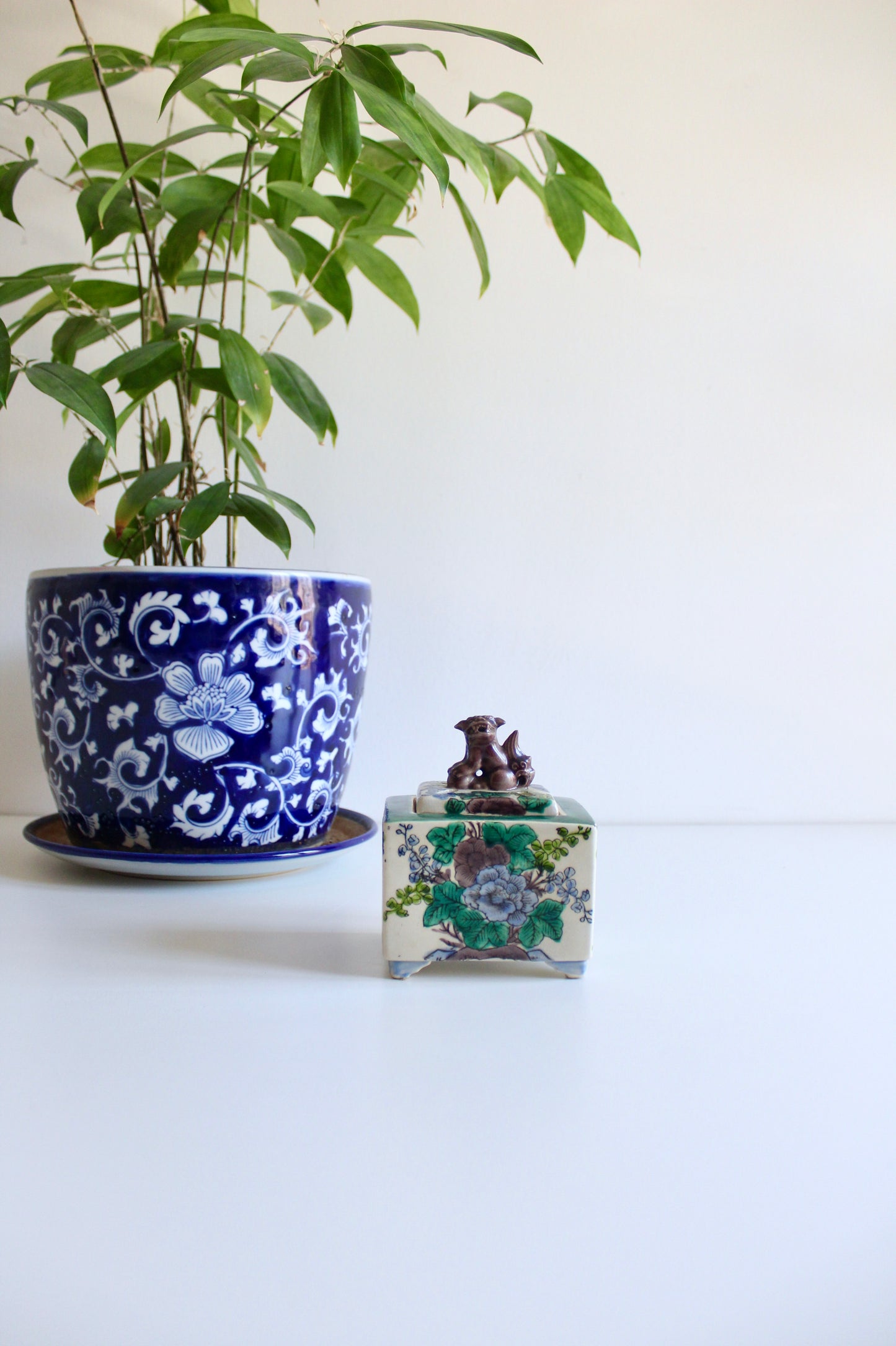 Japanese Kutani Style Porcelain Incense Burner with Shishi Finial