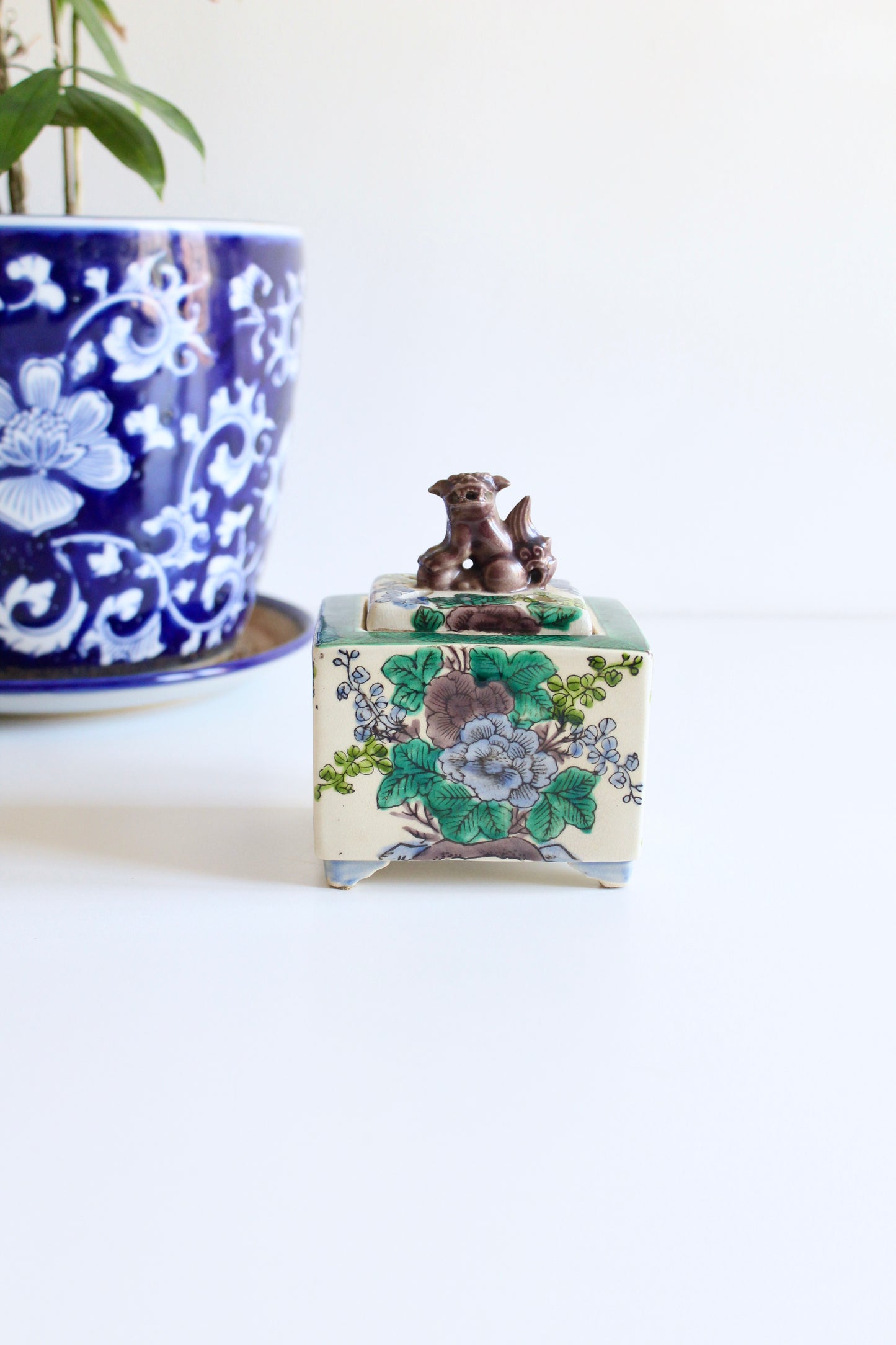 Japanese Kutani Style Porcelain Incense Burner with Shishi Finial